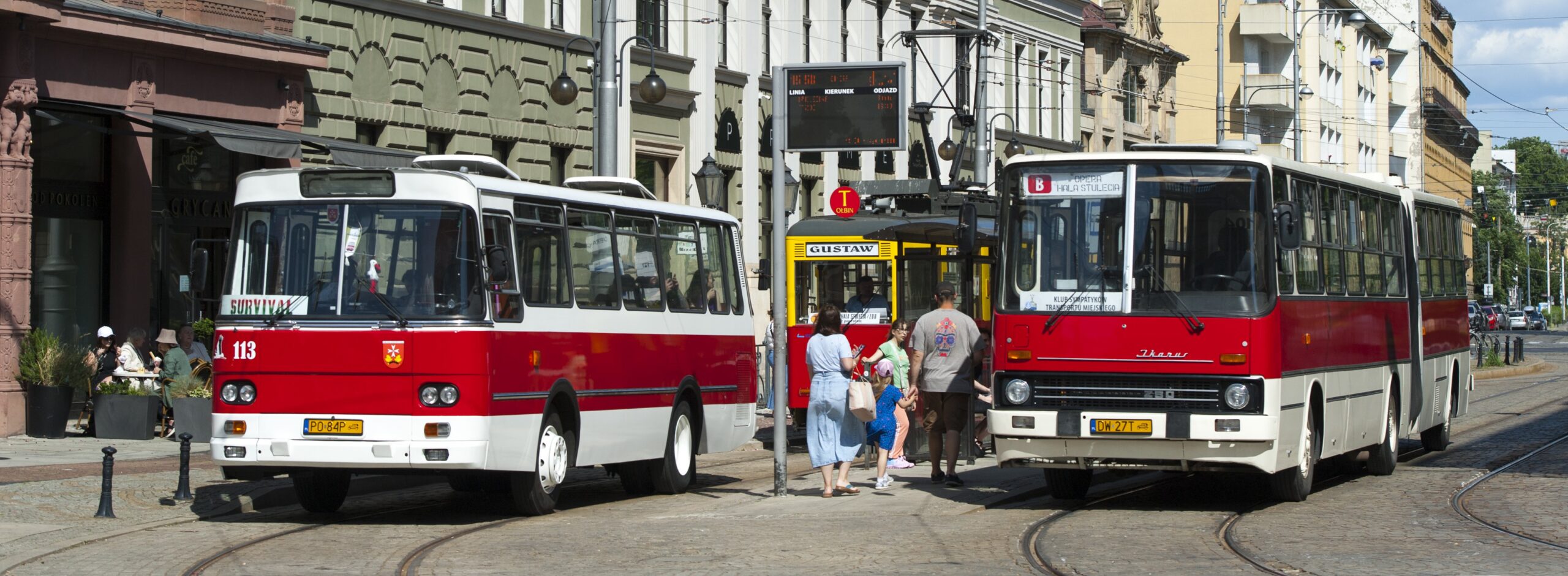 Zabytkowe autobusy kursujące na linii turystycznej na przystanku Teatralna wraz z zabytkowym tramwajem Gustaw.